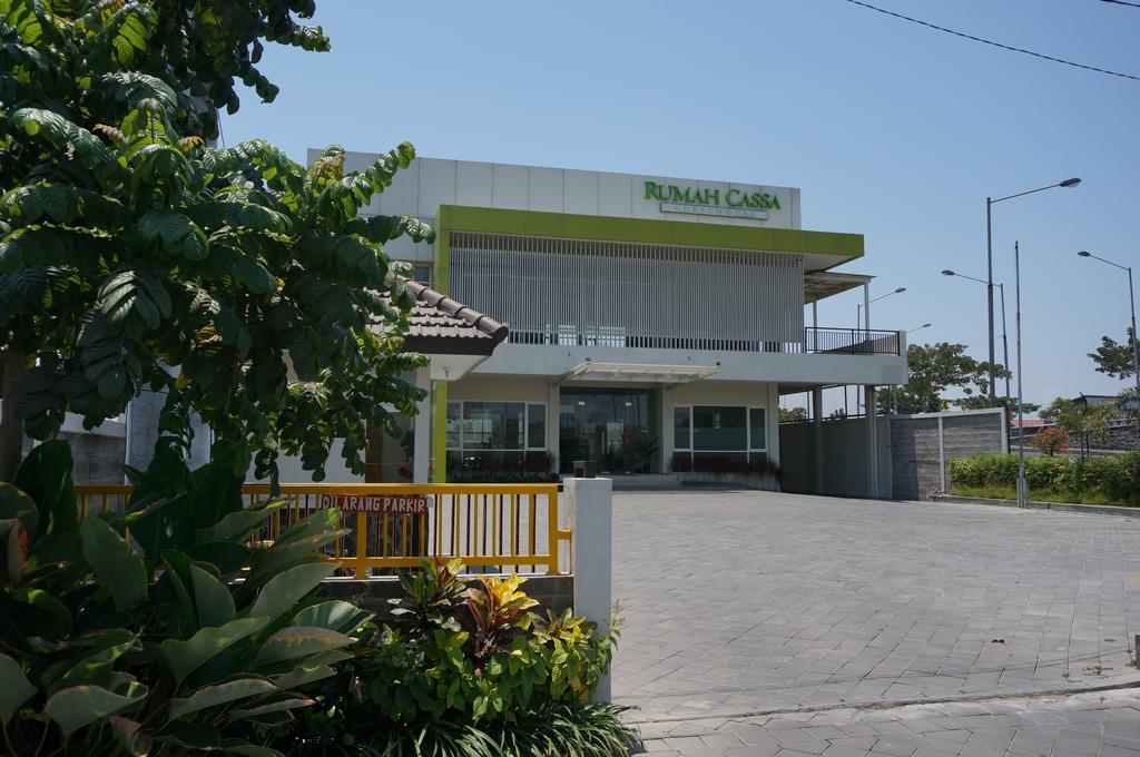 Rumah Cassa Guest House Surabaya Exterior foto
