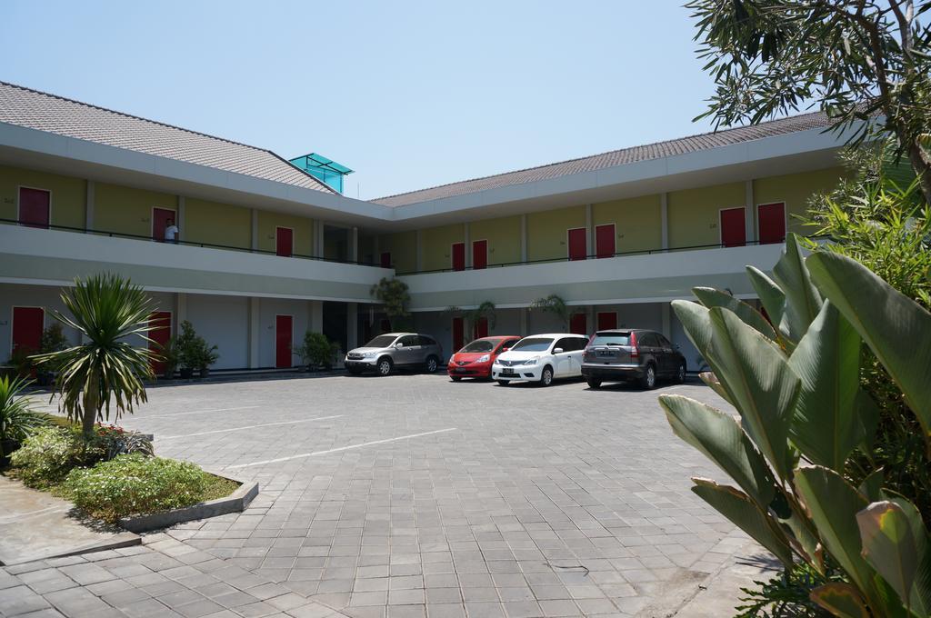 Rumah Cassa Guest House Surabaya Exterior foto